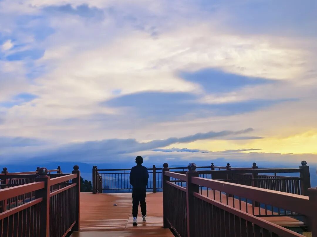 昨天傍晚,在山顶,邂逅了那美丽的夕阳和云海