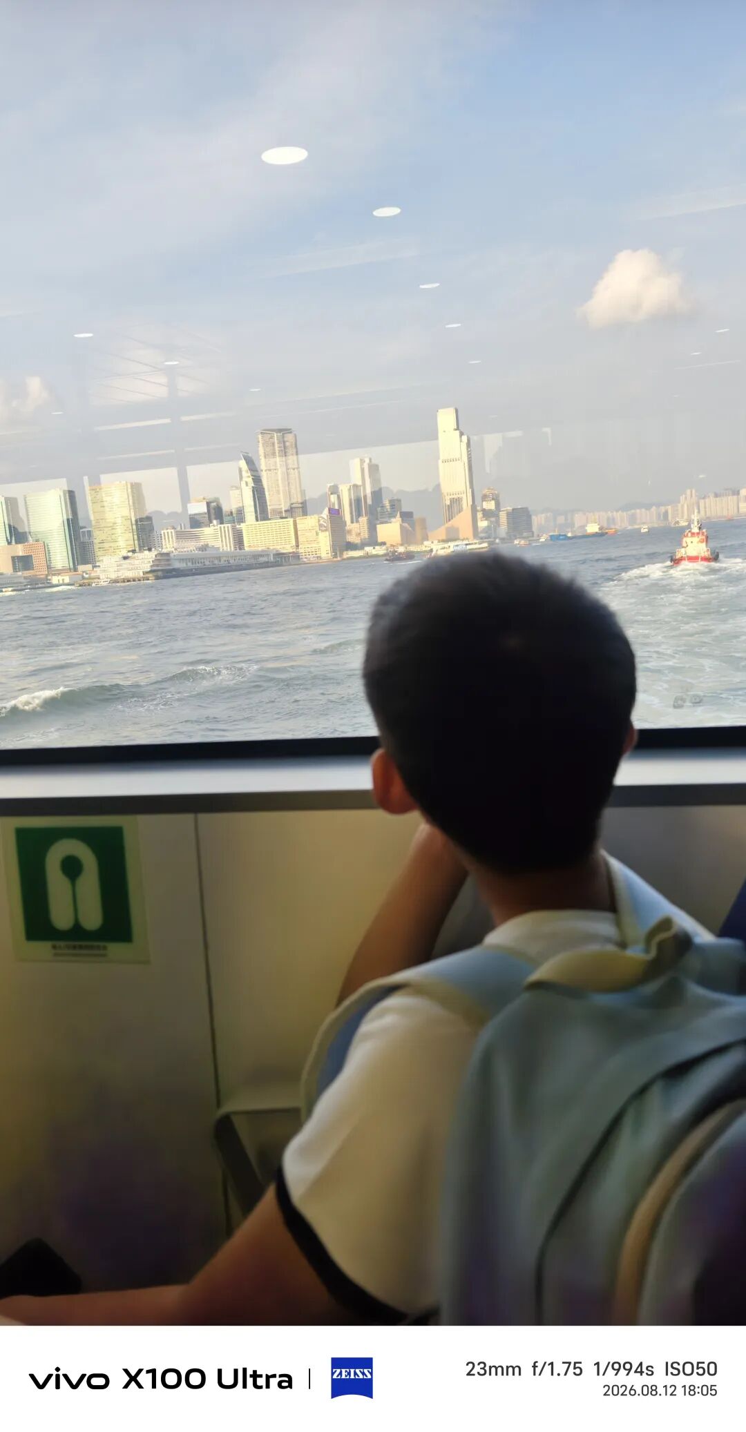 坐船时望向窗外的小虫