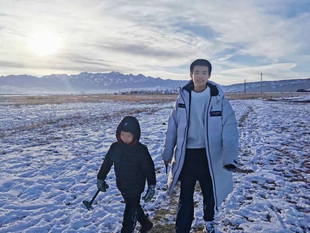 冬日里,带我家两宝,去戈壁踏雪,去看远山和暖阳。