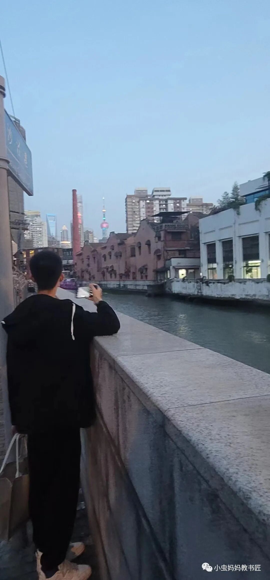 你高一时,我们一起去上海,从那时,你就开始修炼自己的拍照技术啦!