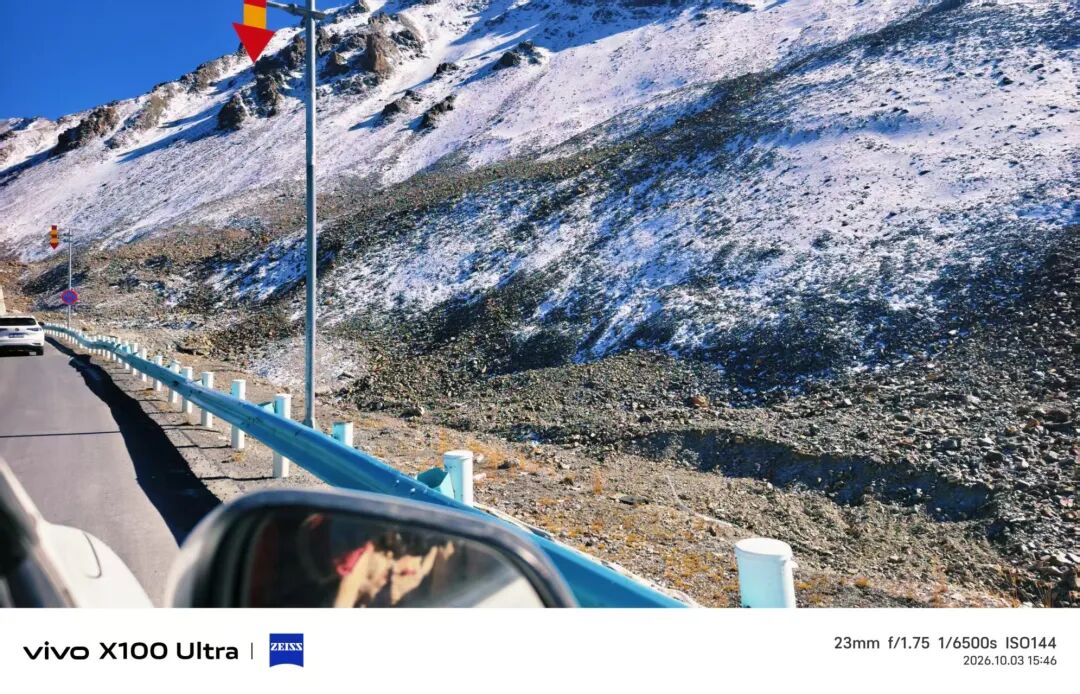 慢慢攀上了白雪皑皑的山间