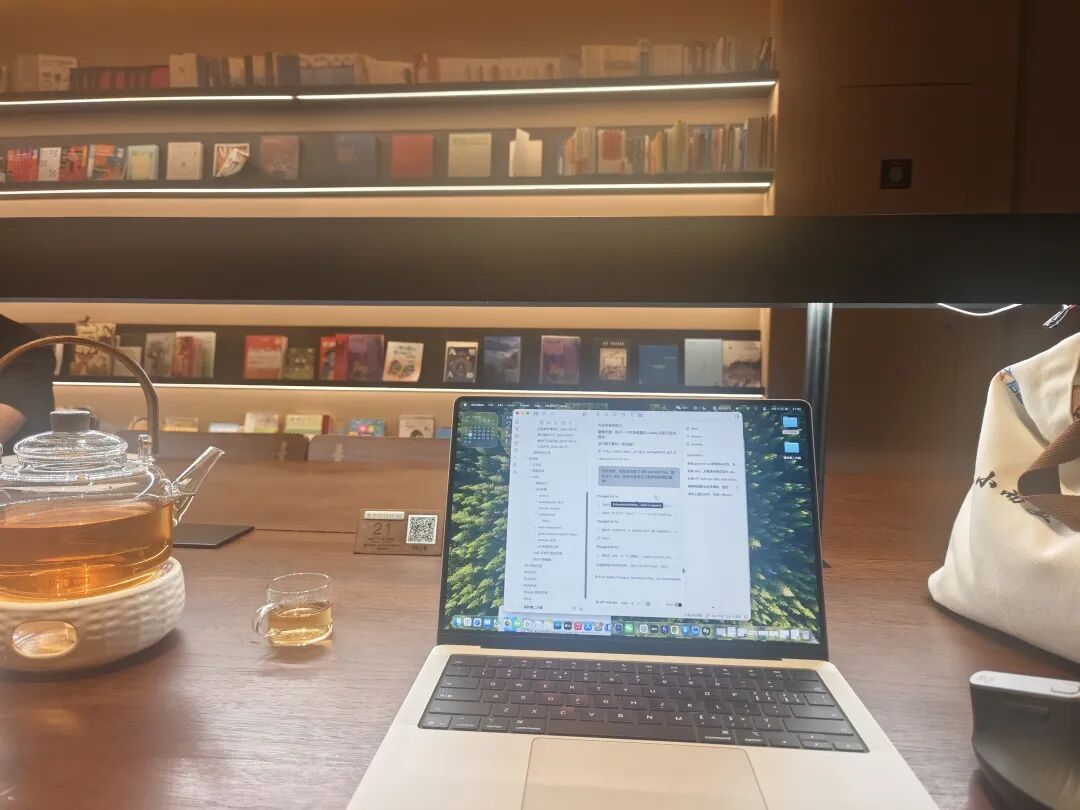 夜晚独处的酒店房间